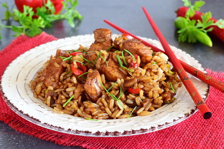Фото к рецепту: Рис с курицей в азиатском стиле (невероятно вкусное блюдо из простых продуктов)