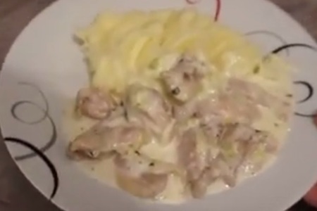 Фото к рецепту: Куриное филе с луком пореем в сливочном соусе