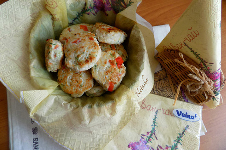 Фото к рецепту: Куриные котлеты с болгарским перцем и свежим огурцом.