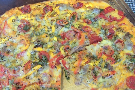 Фото к рецепту: Домашняя пицца с мясом и брынзой