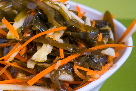 Фото к рецепту: Мега вкусный салат с морской капустой за 5 минут. заряд витаминов на целый день