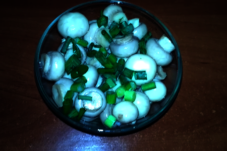 Фото к рецепту: Маринованные грибы (шампиньоны)
