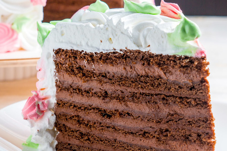 Фото к рецепту: Бесподобный шоколадный песочный торт со сметанным кремом. украшение торта белково заварным кремом