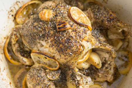 Фото к рецепту: Курица запеченная в духовке с лимоном и чесноком.