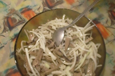 Фото к рецепту: Салат из печени и лука