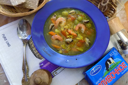 Фото к рецепту: Сливочный суп с тигровыми креветками и мидиями