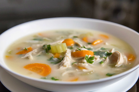 Фото к рецепту: Куриный суп с рисом и лимоном