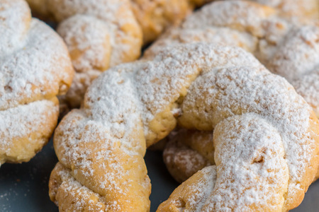 Фото к рецепту: Сказочно вкусное песочное печенье с орешками карнавальные кольца. домашнее печенье к чаю за 30 минут