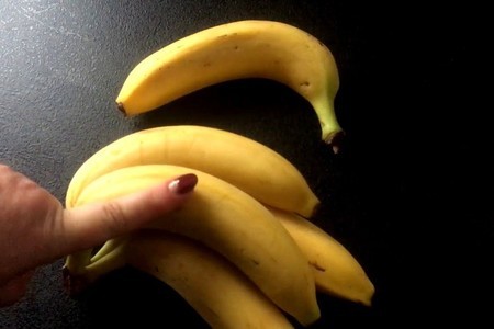 Фото к рецепту: Лайфхак. чтобы бананы долго хранились и не чернели