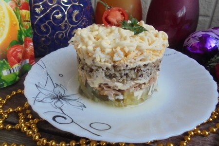 Фото к рецепту: Салат с киноа и тунцом