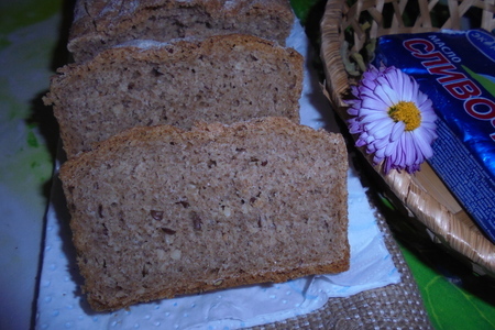 Фото к рецепту: Цельнозерновой хлеб с семенами льна и кунжутом
