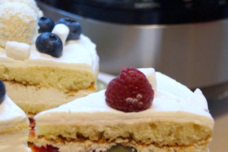 Фото к рецепту: Торт молочная девочка со свежими ягодами и йогуртовым кремом.