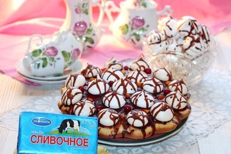 Фото к рецепту: Пирог с джемом, безе и шоколадом "муравейник"