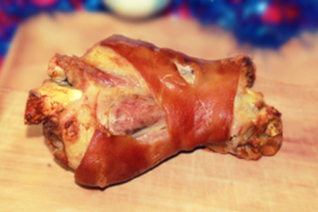 Фото к рецепту: Свиная рулька запеченная в духовке на новый год