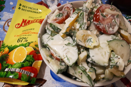 Овощной салат с сыром и чесноком