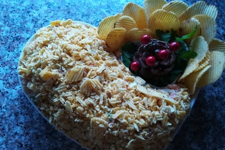 Фото к рецепту: Салат с чипсами на праздничный стол