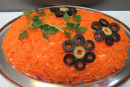 Фото к рецепту: Яркий слоеный салат "лисья шуба" на новый год
