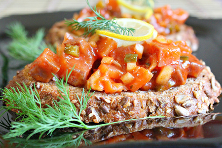 Фото к рецепту:  норвежский салат с лососем на хлебе  