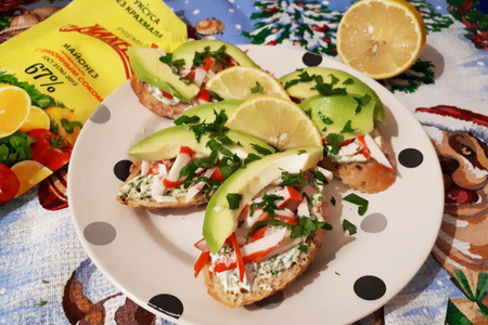 Фото к рецепту: "крабовые" бутерброды с авокадо и укропным майонезом