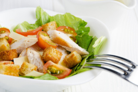 Салат цезарь - новогодний салат с курицей и сухариками