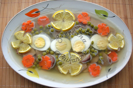 Фото к рецепту: Заливное из языка - традиционная новогодняя закуска