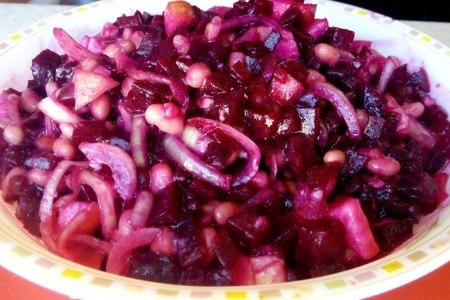 Фото к рецепту: Полезный салат на новый год со свеклой, яблоком, луком и фасолью