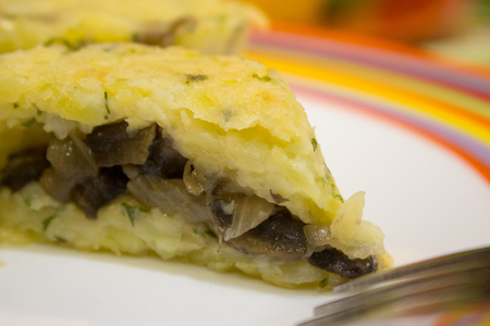 Фото к рецепту: Закуска из картофеля, грибов и сыра