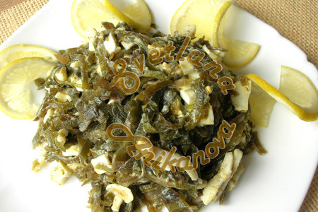 Фото к рецепту: Салат из морской капусты с кальмарами (без майонеза)