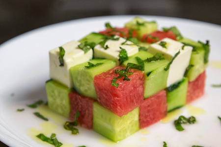 Фото к рецепту: Салат с арбузом, фетой и огурцом