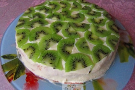 Фото к рецепту: Бисквитный торт с масляным кремом и фруктами
