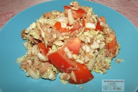 Фото к рецепту: Салат с тунцом, пекинской капустой и помидорами