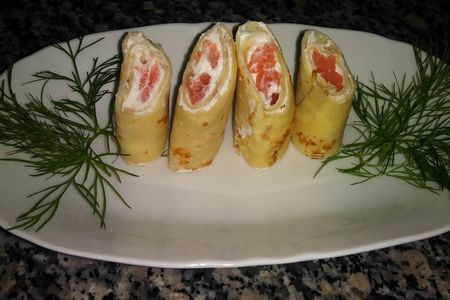 Фото к рецепту: Закуска из блинов с сыром и красной рыбой
