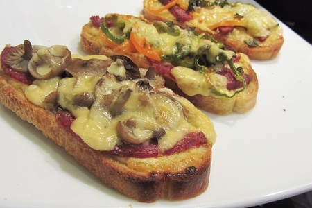 Фото к рецепту: Горячие бутерброды с вялеными помидорами, грибами, колбасой