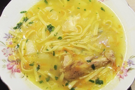Фото к рецепту: Куриный суп с домашней лапшой