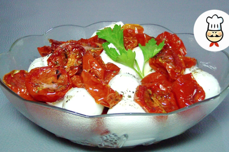 Фото к рецепту: Салат с полувялеными помидорами и моцареллой