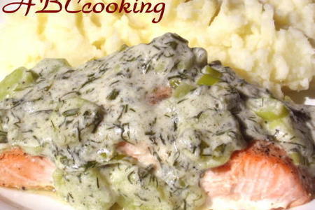 Фото к рецепту: Филе лосося с огурцами и укропом