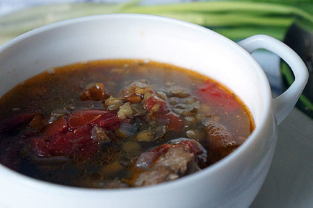 Фото к рецепту: Красный суп со свининой и чечевицей