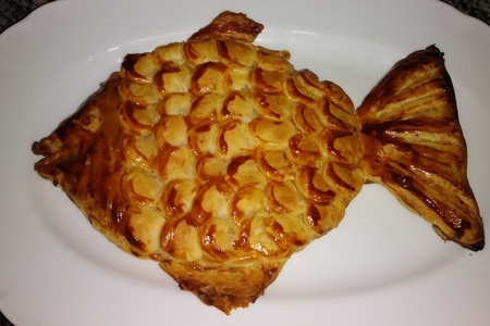 Фото к рецепту: Пирог "золотая рыбка" из слоеного теста