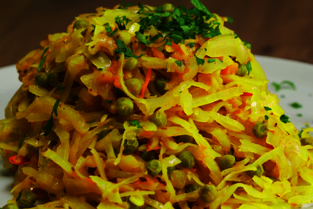 Фото к рецепту: Тушеная капуста по-индийски         