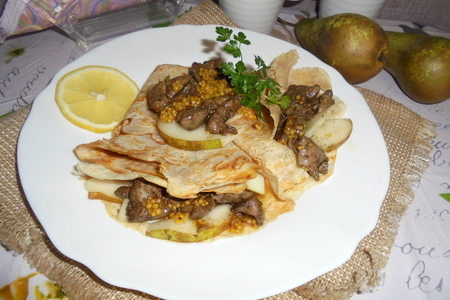 Фото к рецепту: Пшенично-ржаные блины с  куриной печенью и грушей