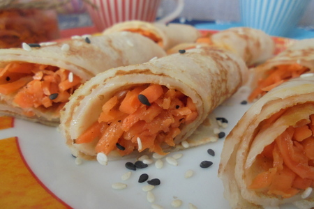 Фото к рецепту: Блинные рулетики с морковью по-корейскм