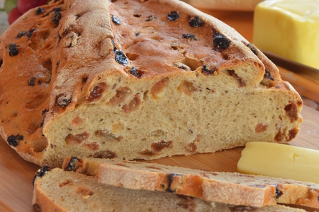 Фото к рецепту: Пшенично-ржаной хлеб с тмином и изюмом