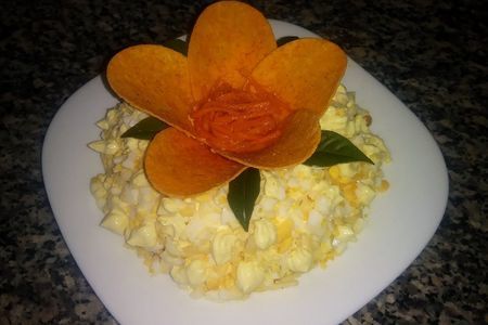 Фото к рецепту: Салат "орхидея" с чипсами и корейской морковкой