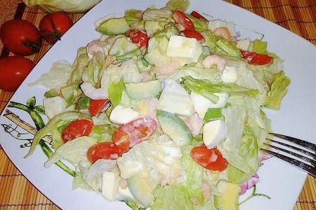 Фото к рецепту: Салат с креветками и авокадо