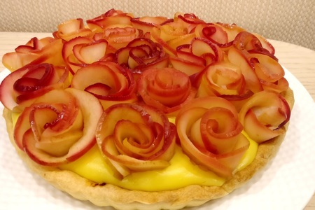 Фото к рецепту: Пирог "шедевр" с розами из яблок и кремом на слоеном тесте