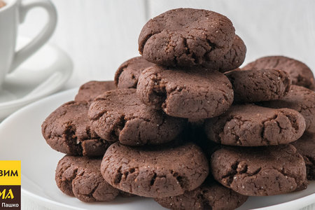 Фото к рецепту: Постное шоколадно-малиновое печенье