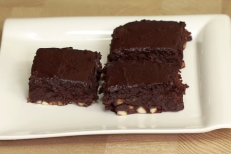 Фото к рецепту: Постный шоколадный пирог брауни за 30 минут 