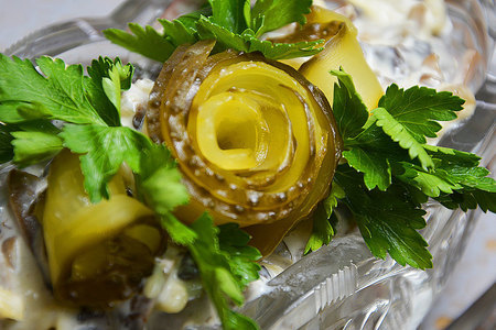 Фото к рецепту: Салат с куриными сердечками, грибами, огурцами и сыром
