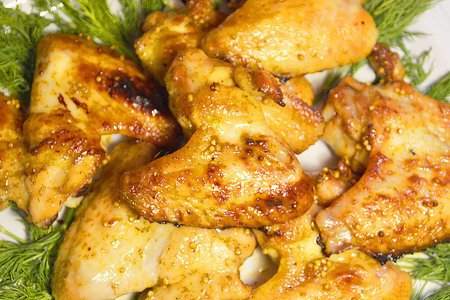 Фото к рецепту: Куриные крылышки в медовом маринаде, запеченные в духовке