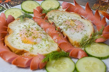 Фото к рецепту: Яичница-глазунья в хлебе с сосисками, на сковороде